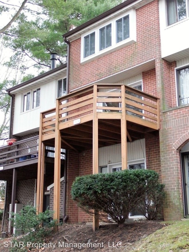 Building Photo - 2 br, 2.5 bath House - 1924 Green Haven