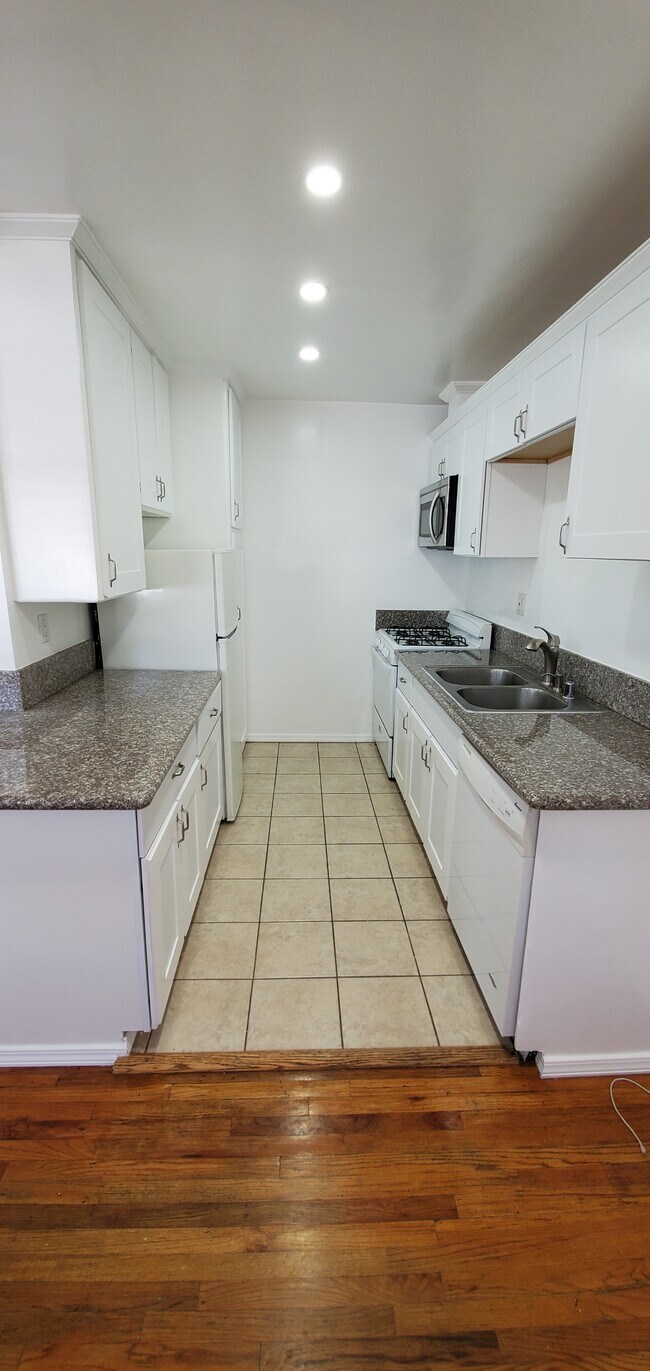 Foto del edificio - 1047 S Ogden Dr