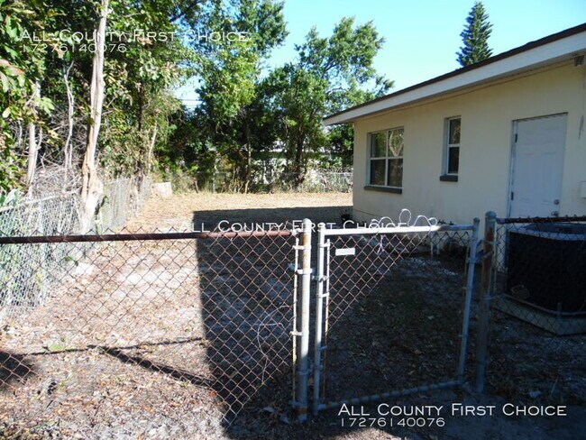 Building Photo - Spacious Home close to Entertainment