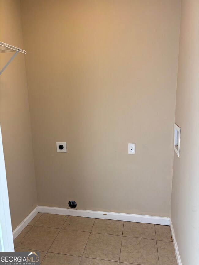Building Photo - 135 Ashwood Cir