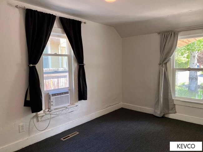 Building Photo - AVAILABLE NOW: Old Town Classic Style Cott...