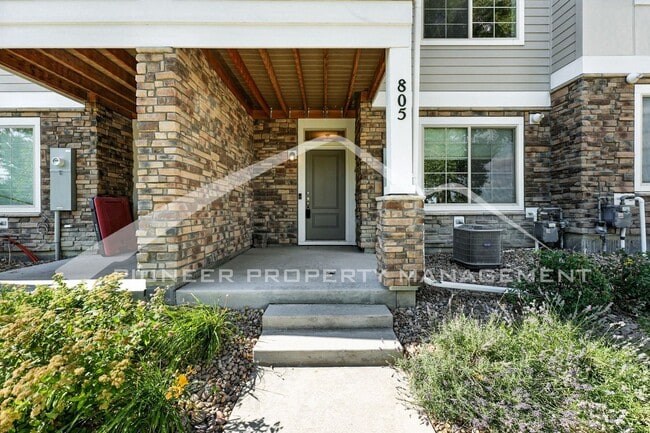 Building Photo - Spacious Townhouse with Central AC and Was...