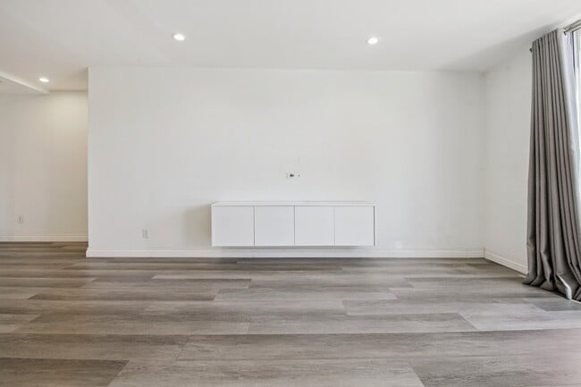 Building Photo - 321 S San Vicente Blvd