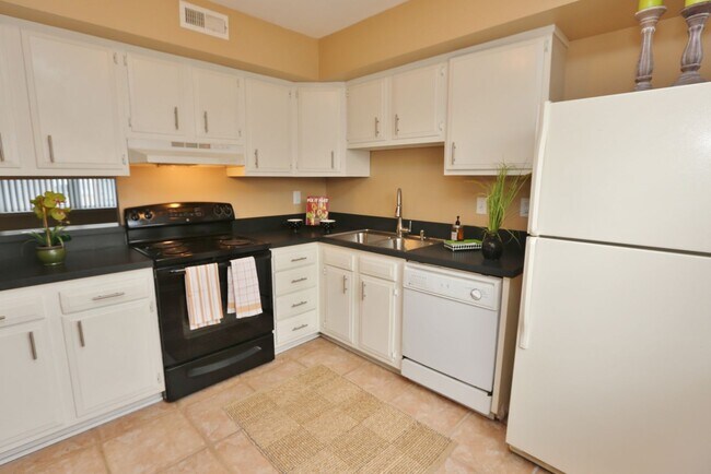 Foto del edificio - Amazing 2 Bedroom Townhome in Washington Square! Available 03-06-26! All Appliances Convey!