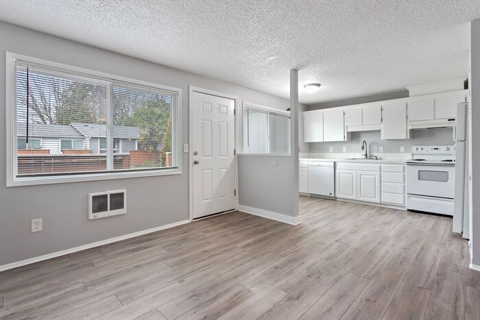 Primary Photo - Great 2 bed 1 bath Ready Now! pets OK!!