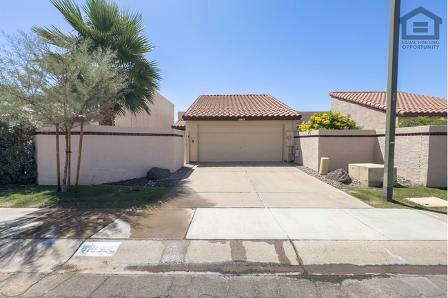 Photo - 2Bed/2Bath Townhouse in North Scottsdale! Ready for Immediate Move-In! -- 2 CAR GARAGE!