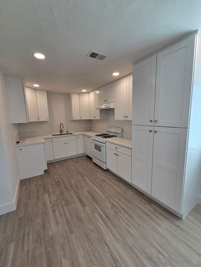 Foto del edificio - Charming 3 BR / 2BA with a large yard and ...