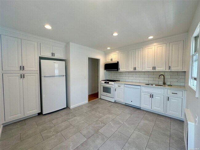 Building Photo - 558 E Park Ave