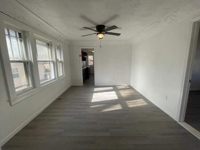 Foto del edificio - Remodeled 3 bedroom 2 full bath available now