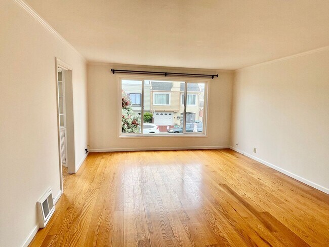 Building Photo - Beach Lover SF Home 4BR/2BA + Large Yard! ...