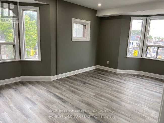 Building Photo - 610 Bloor St W