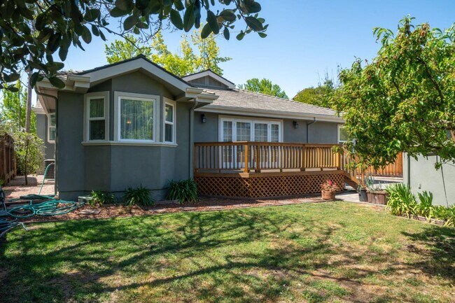 Building Photo - 719 Rosewood Dr