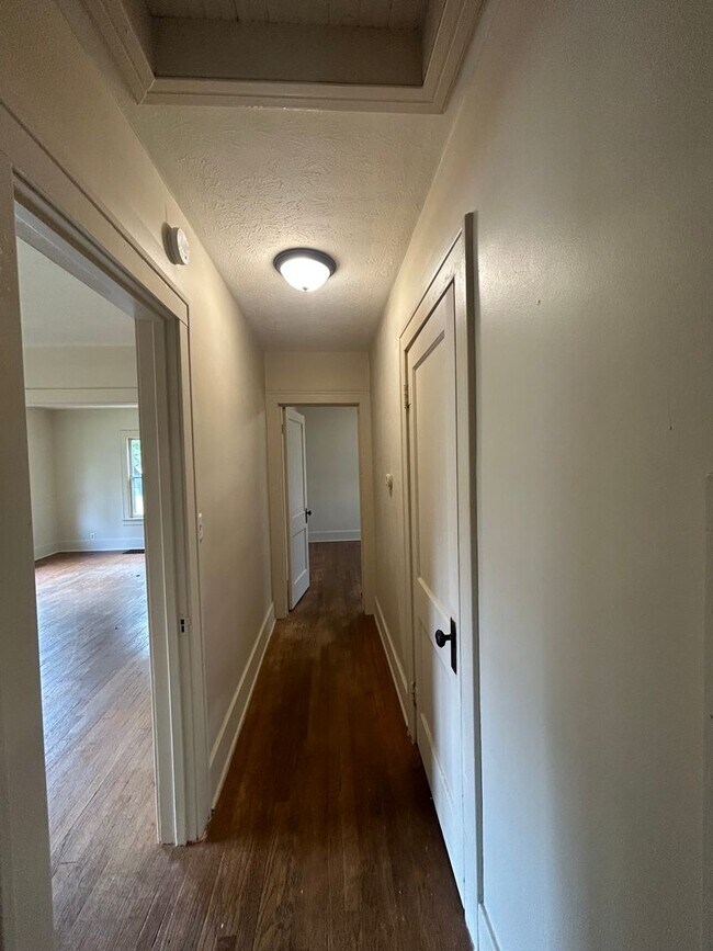 Building Photo - 2 Bedroom House