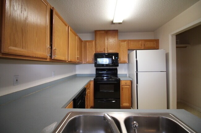 Foto del edificio - Spacious 3 Bedroom Townhouse Near Hurlburt...
