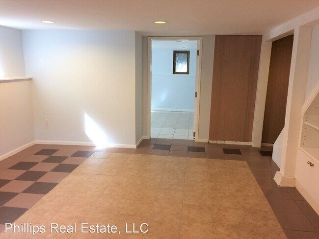 Building Photo - 2 br, 1 bath House - 2412 24TH AVENUE E