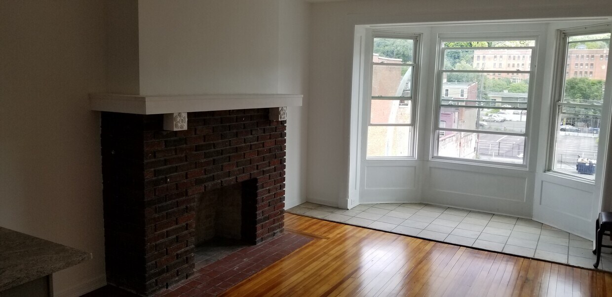 Building Photo - 115 4th St