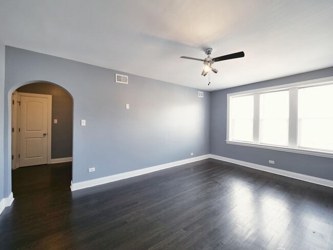 Building Photo - 3309 W Bryn Mawr Ave