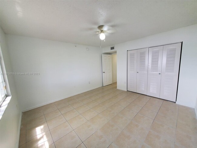 Foto del edificio - 5041 Wiles Rd