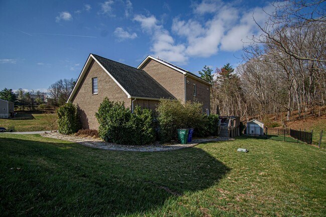 Building Photo - Spacious Home with Hot Tub, Fenced Yard an...