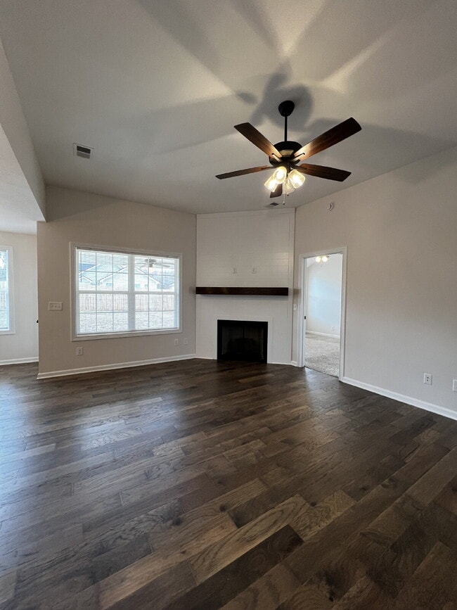 Building Photo - "Charming 3-Bed, 2-Bath Home in Clarksville with 1,264 Sq Ft of Comfort!"
