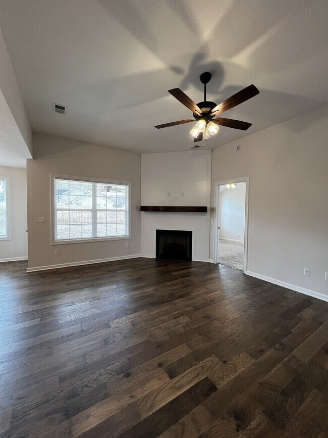 Foto del edificio - "Charming 3-Bed, 2-Bath Home in Clarksville with 1,264 Sq Ft of Comfort!"