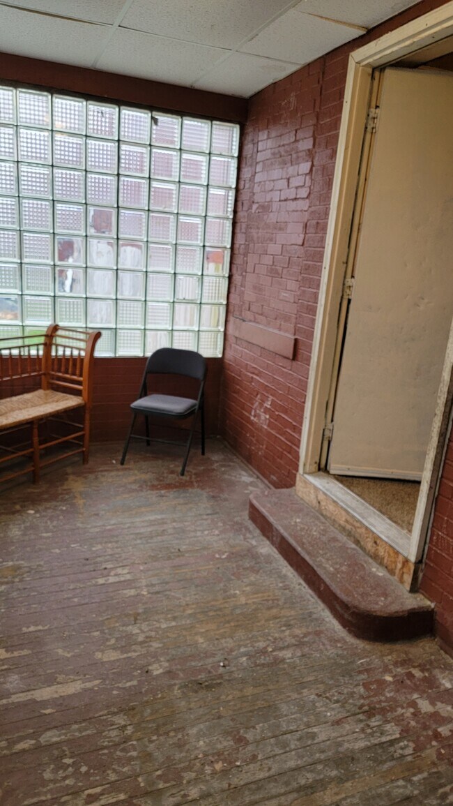 Building Photo - 564 3rd St