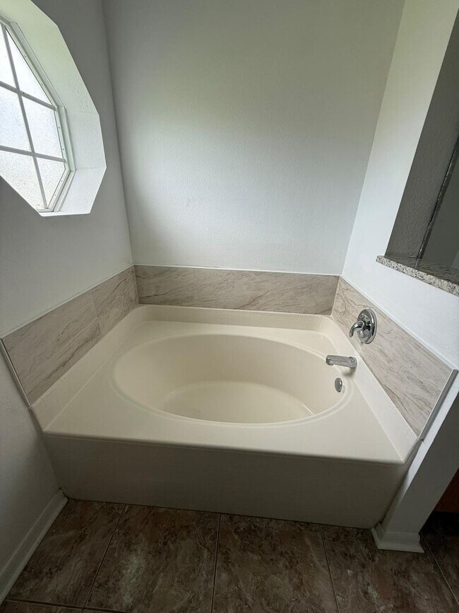 Foto del edificio - Recently renovated 4 Bedroom, 2 Bathroom, ...