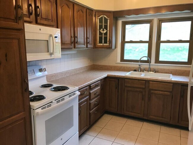 Foto del edificio - Spacious Rock Island Home with Family Room and Garage!