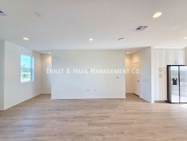 Foto del edificio - 2420 E Lincoln Ave