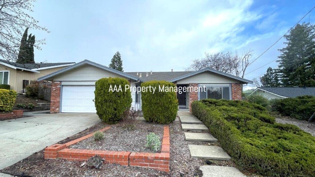 Primary Photo - Nice 4 bedroom 2 bath Single family home i...