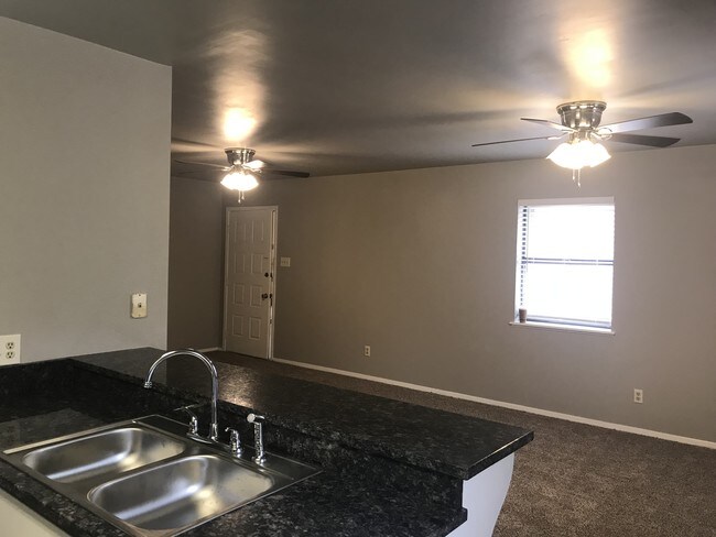 Cocina y sala de estar - 112 N Linda Ln