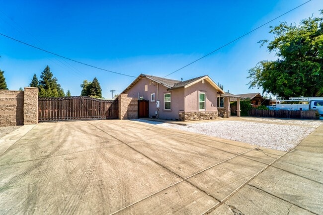 Building Photo - Beautiful 3 Bed / 2 Bath Home in  Yuba City