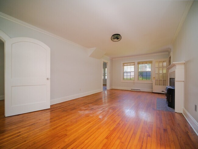 Building Photo - "Charming 3-Bedroom Home with Hardwood Floors & 2 Full Baths in Bessemer City – 1758 Sq Ft of Com...