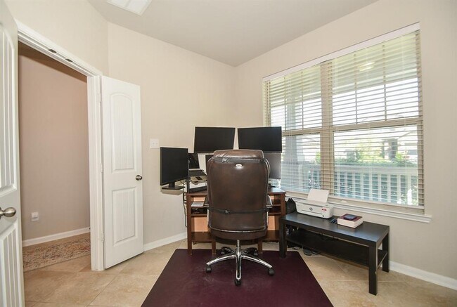 Foto del edificio - 5023 Lord Crest Ln