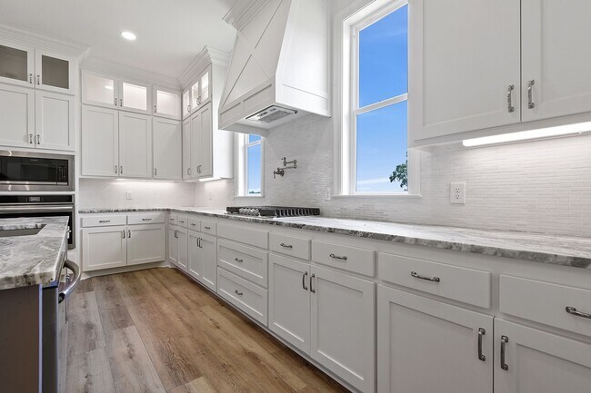 Building Photo - 7019 Ardennes Dr