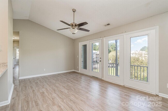 Foto del edificio - 6165 Meadow Rose Ln