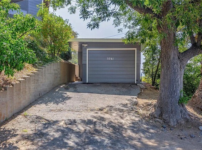 Building Photo - Gorgeous 3 bd 2 ba + Den Single Family hom...