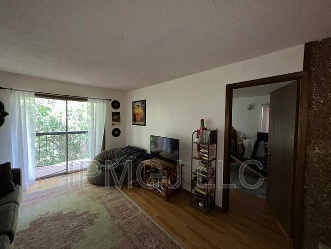 Foto del edificio - 3156 Lakeside Dr