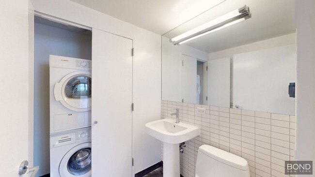 Building Photo - 222 E 39th St