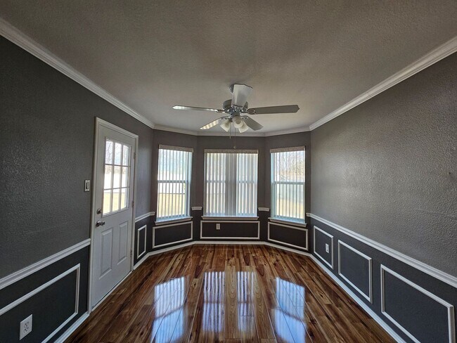 Foto del edificio - NEW IN MANAGEMENT - AVAILABLE NOW!