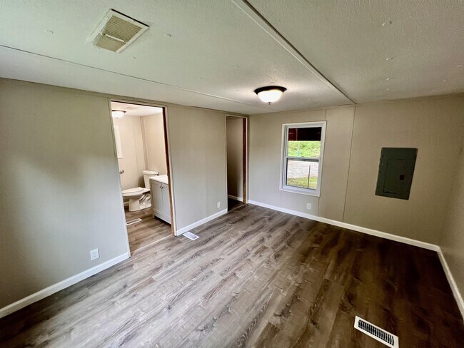 Foto del edificio - 8235 Goddard Ln