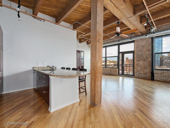 Building Photo - 1040 W Adams St