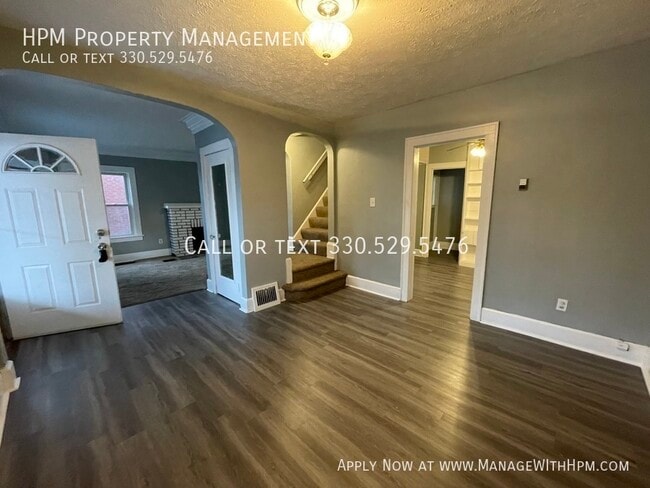 Building Photo - 866 S Hawkins Ave
