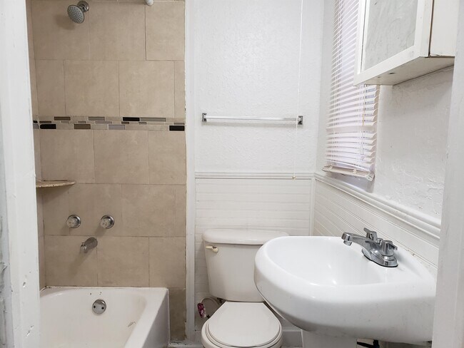 Building Photo - 1631 W 31st St