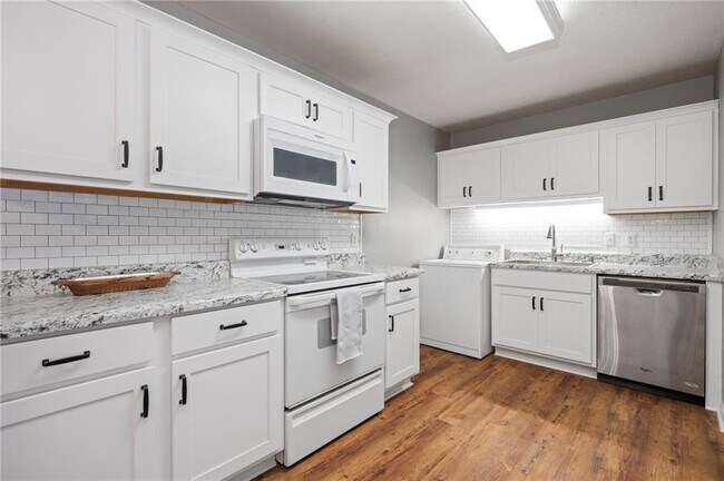 Building Photo - 552 Tamworth Ct