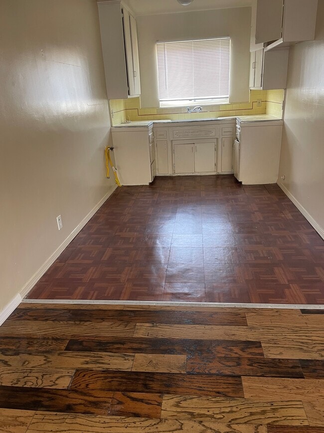 Kitchen/Dinette - 9332 Crenshaw Blvd