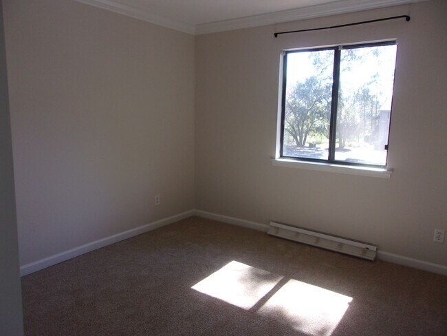 Building Photo - 2 Bedroom / 2 Bathroom @ Forest Cove