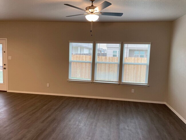 Foto del edificio - PRELEASING NOW! Charming Three Bedroom | Two and a Half Bathroom Home in Scott's Hollow