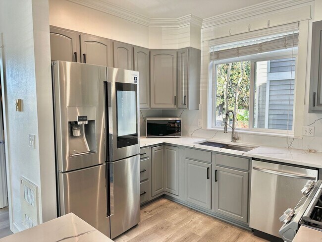 Foto del edificio - Modern 3 bedroom, 2.5 bathroom Townhome in...