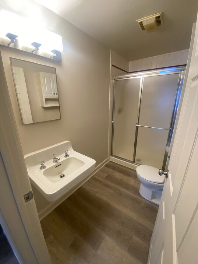 409 Farnsworth Avenue Unit Apt 3, Bordentown, NJ 08505 Apartments in